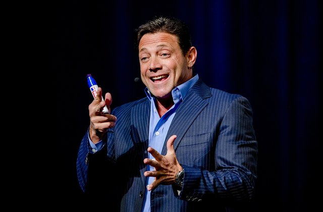 Sosok Luar Biasa Jordan Belfort, biografi jordan belfort, tentang jordan belfort, jordan belfort ke indonesia, motivator indonesia